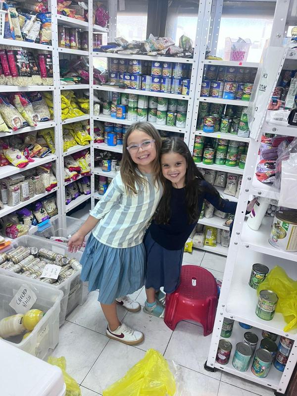 Arranging the Lema'an Achai food pantry