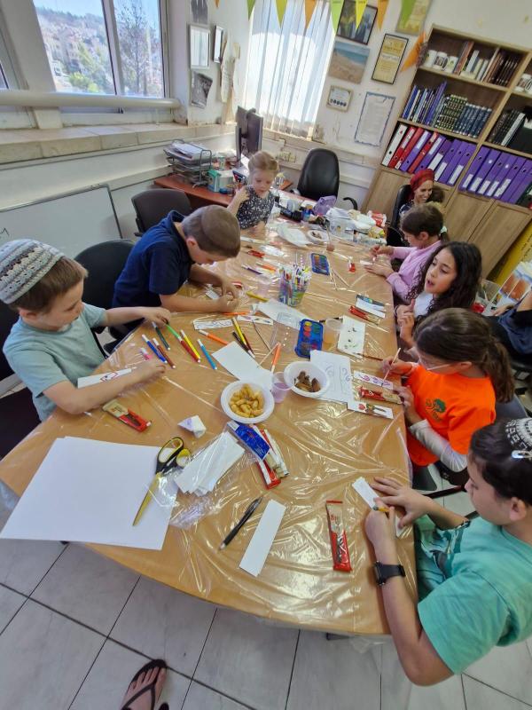Special art projects for the participants of the Kayits Shel Chesed